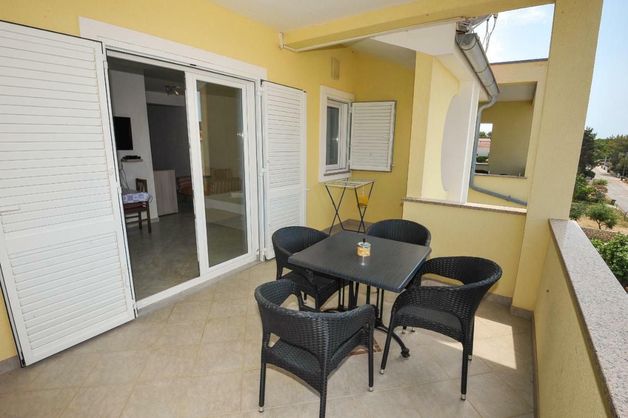 Apartmani Vrtlici Zdenka Stara Novalja Exterior foto